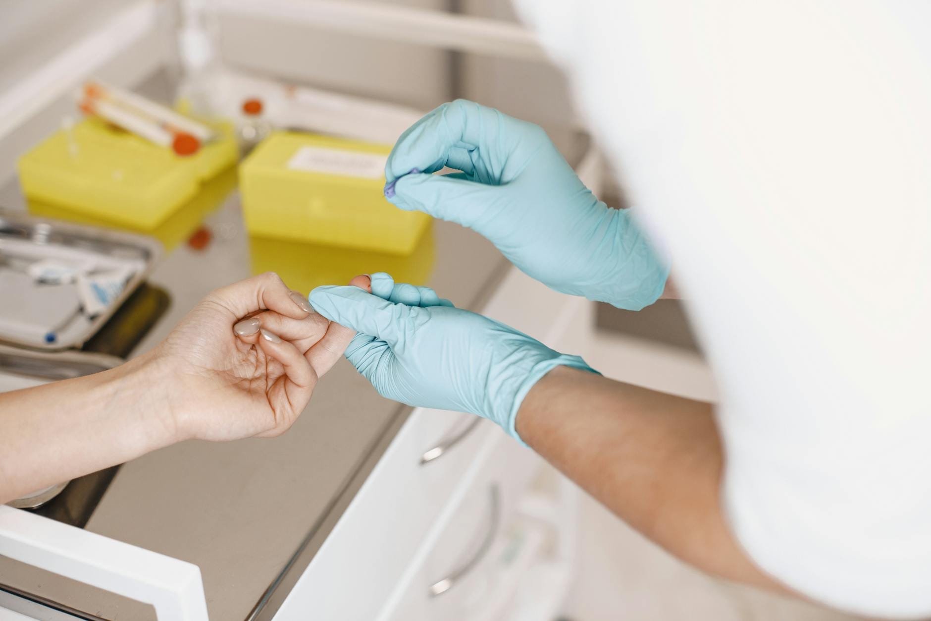 Pobieranie próbki krwi przez pielęgniarkę w gabinecie laboratoryjnym