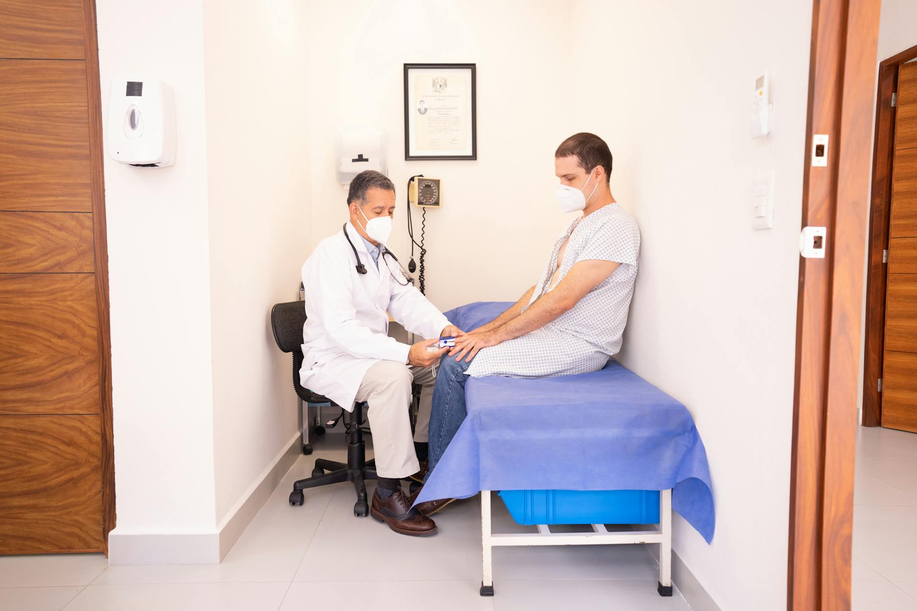 Lekarz bada pacjenta podczas konsultacji w gabinecie