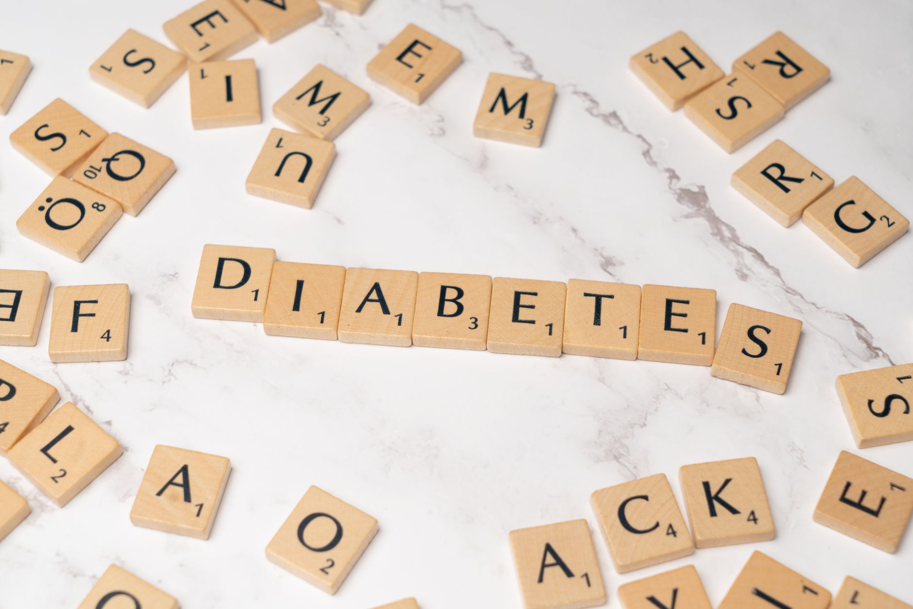 Klocki Scrabble układające słowo diabetes na białym marmurze