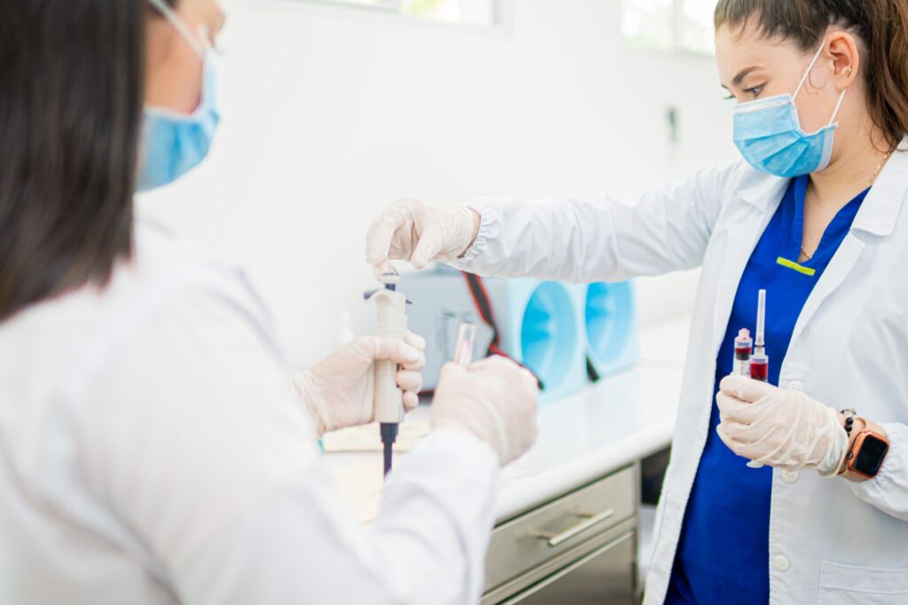 Personel medyczny wykonujący badania krwi w laboratorium
